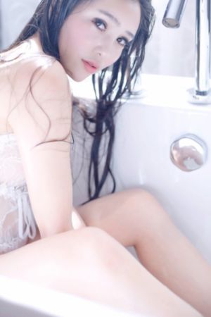 挠女孩脚心